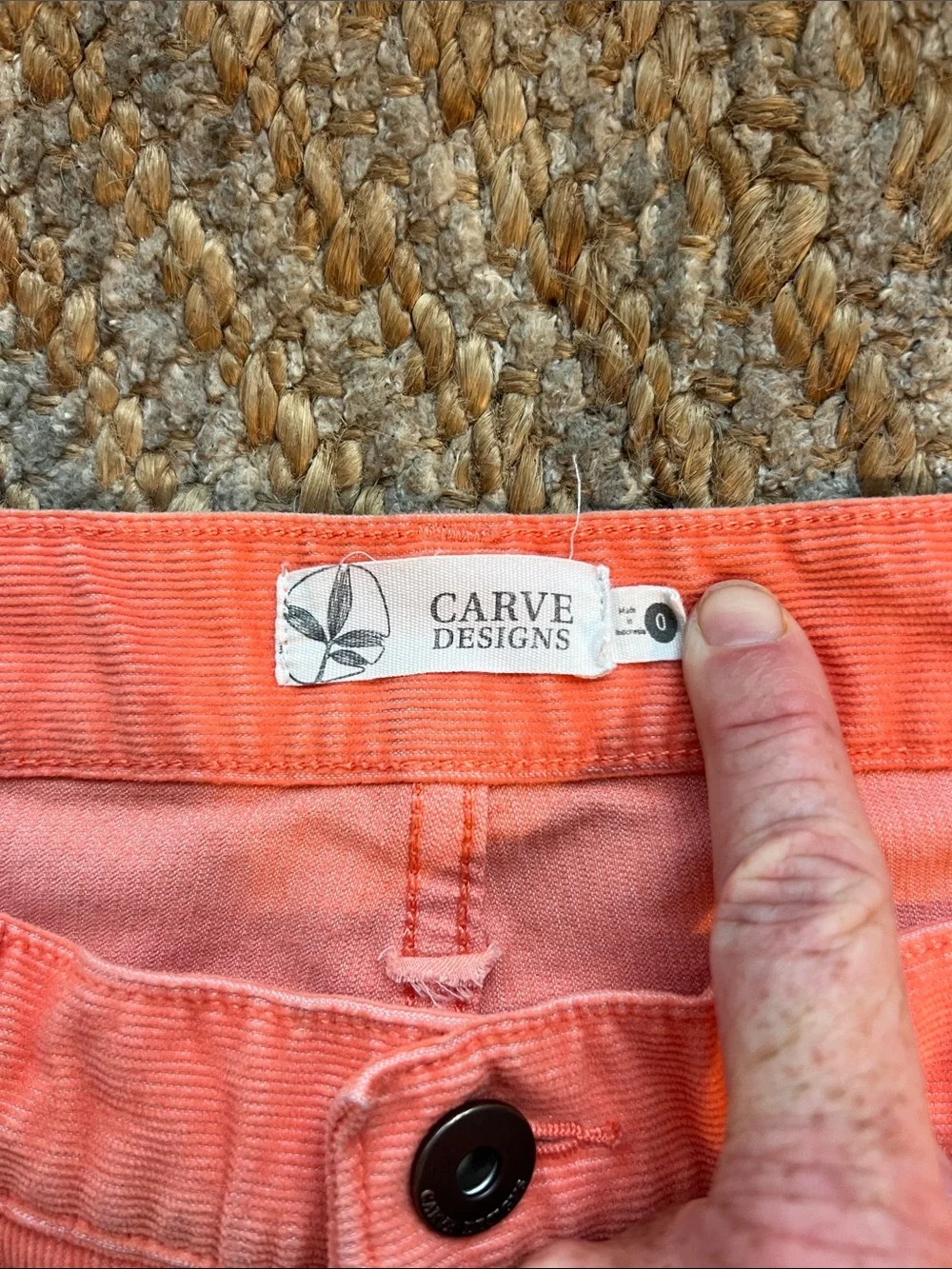 Carve shorts in coral